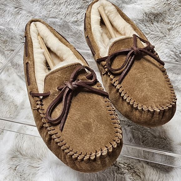NIB UGG Womens W Dakota Chestnut Slipper Moccasins size 5.